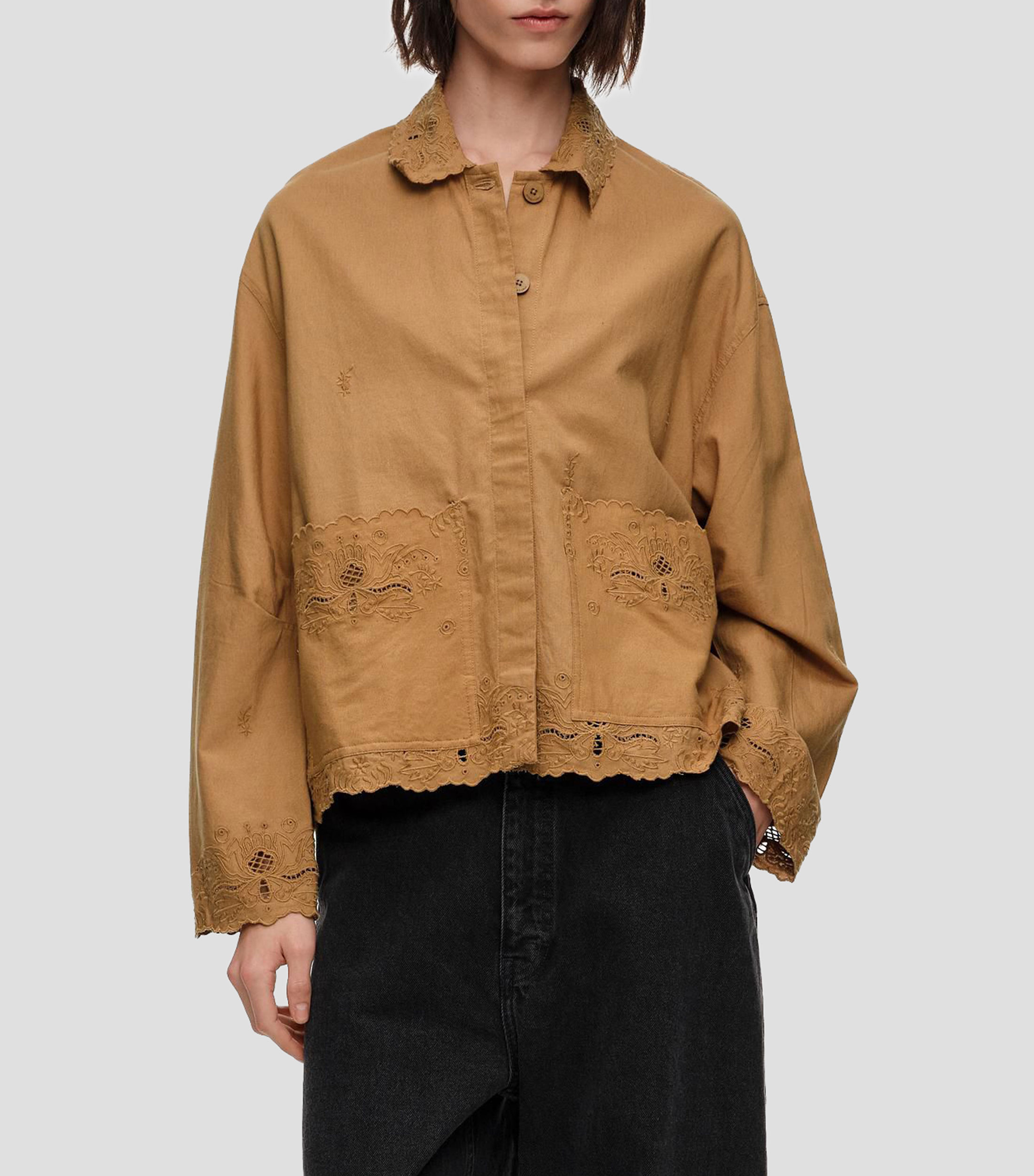 Chamarra recta bordados camel Mujer